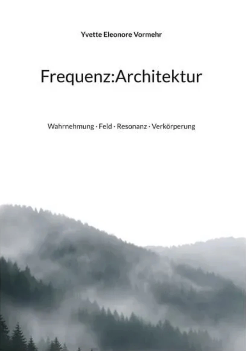 Buchcover Frequenz:Architektur von Yvette Eleonore Vormehr: nebelverhangene Waldlandschaft